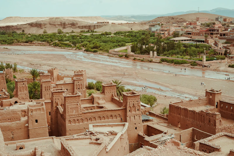 Kasbah de terre ocre dans les montagnes de l'Atlas, Maroc